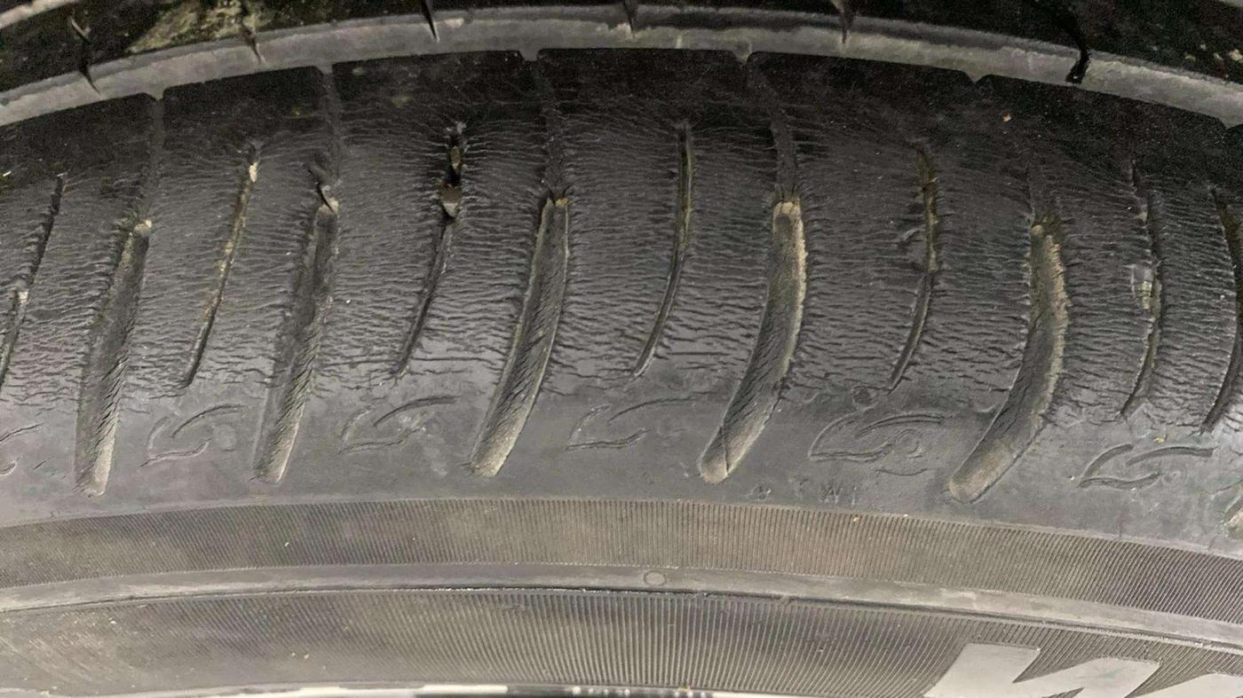 2021 Mahindra XUV300 W8 (O) 1.5 DIESEL AMT, Diesel, Automatic, 39,658 km, Left Rear Tyre Tread
