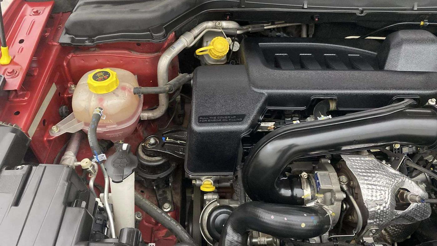 2021 Mahindra XUV300 W8 (O) 1.5 DIESEL AMT, Diesel, Automatic, 39,658 km, Engine View - Right