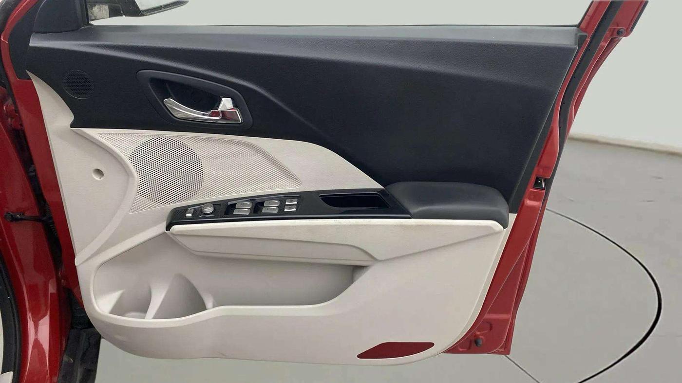 2021 Mahindra XUV300 W8 (O) 1.5 DIESEL AMT, Diesel, Automatic, 39,658 km, Driver Side Door Panels Control