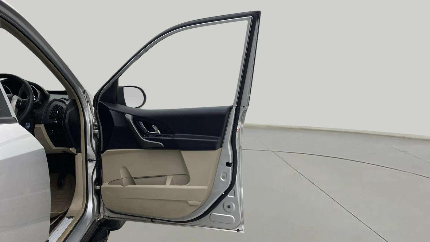 2015 Mahindra XUV500 W6, Diesel, Manual, 57,367 km, RHS Front Door