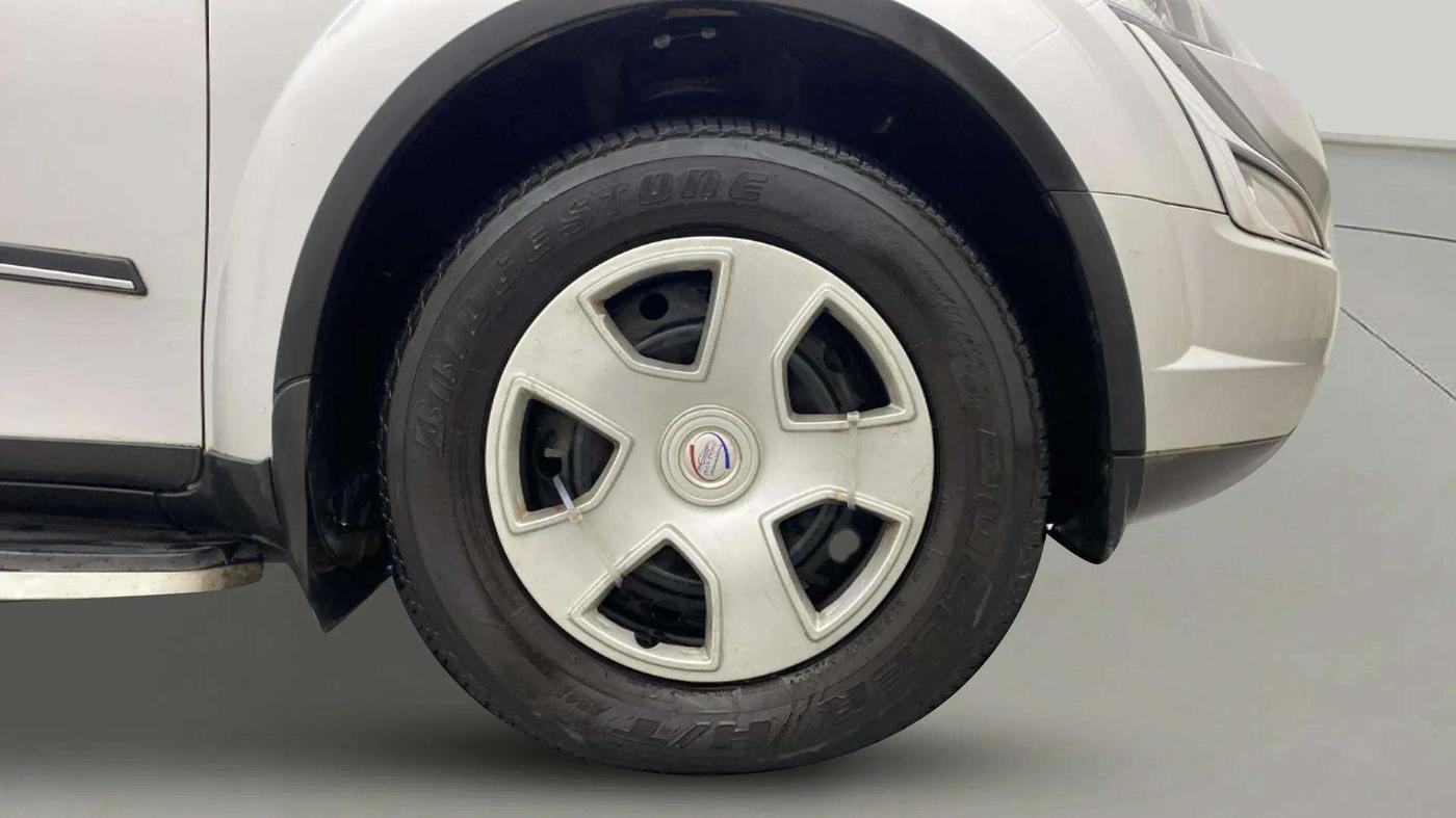 2015 Mahindra XUV500 W6, Diesel, Manual, 57,367 km, Right Front Wheel