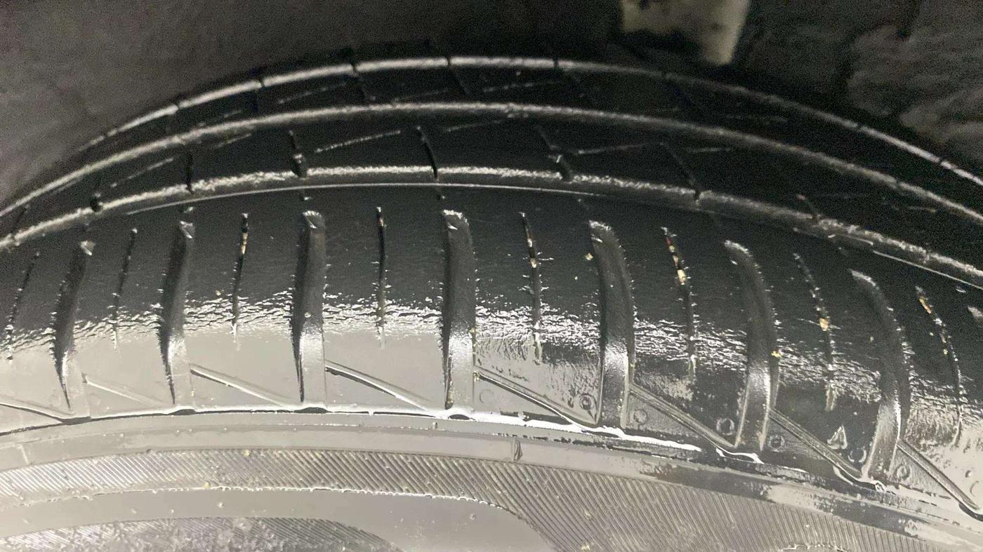 2019 Renault Kwid RXT 1.0 AMT (O), Petrol, Automatic, 30,071 km, Left Rear Tyre Tread
