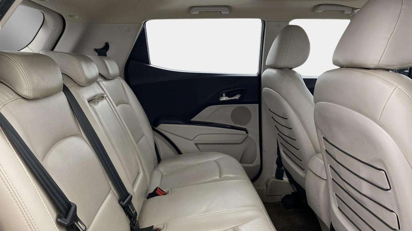 2019 Mahindra XUV300 W8 (O) 1.2 PETROL, Petrol, Manual, 38,596 km, Right Side Rear Door Cabin