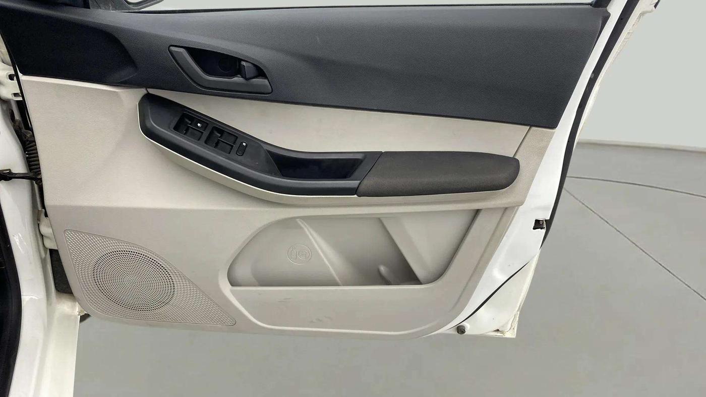 2023 Tata TIGOR XZ CNG, CNG, Manual, 34,384 km, Driver Side Door Panels Control
