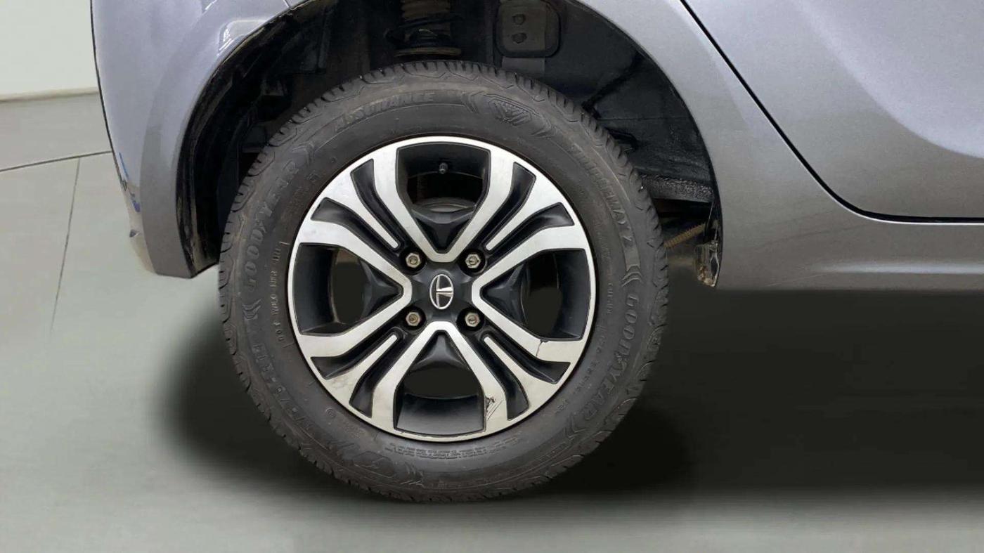 2023 Tata Tiago XZ PLUS CNG, CNG, Manual, 10,353 km, Right Rear Wheel