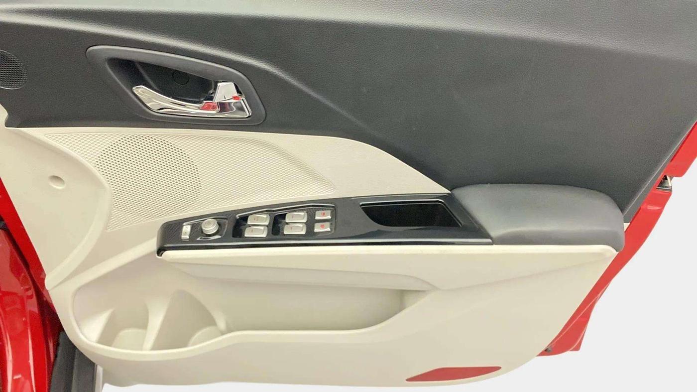 2022 Mahindra XUV300 W8 (O) 1.2 PETROL AMT, Petrol, Automatic, 20,195 km, Driver Side Door Panels Control