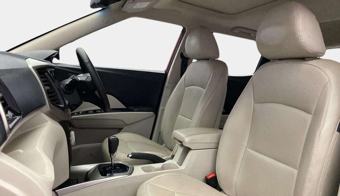 2022 Mahindra XUV300 W8 (O) 1.2 PETROL AMT, Petrol, Automatic, 19,643 km, Right Side Front Door Cabin