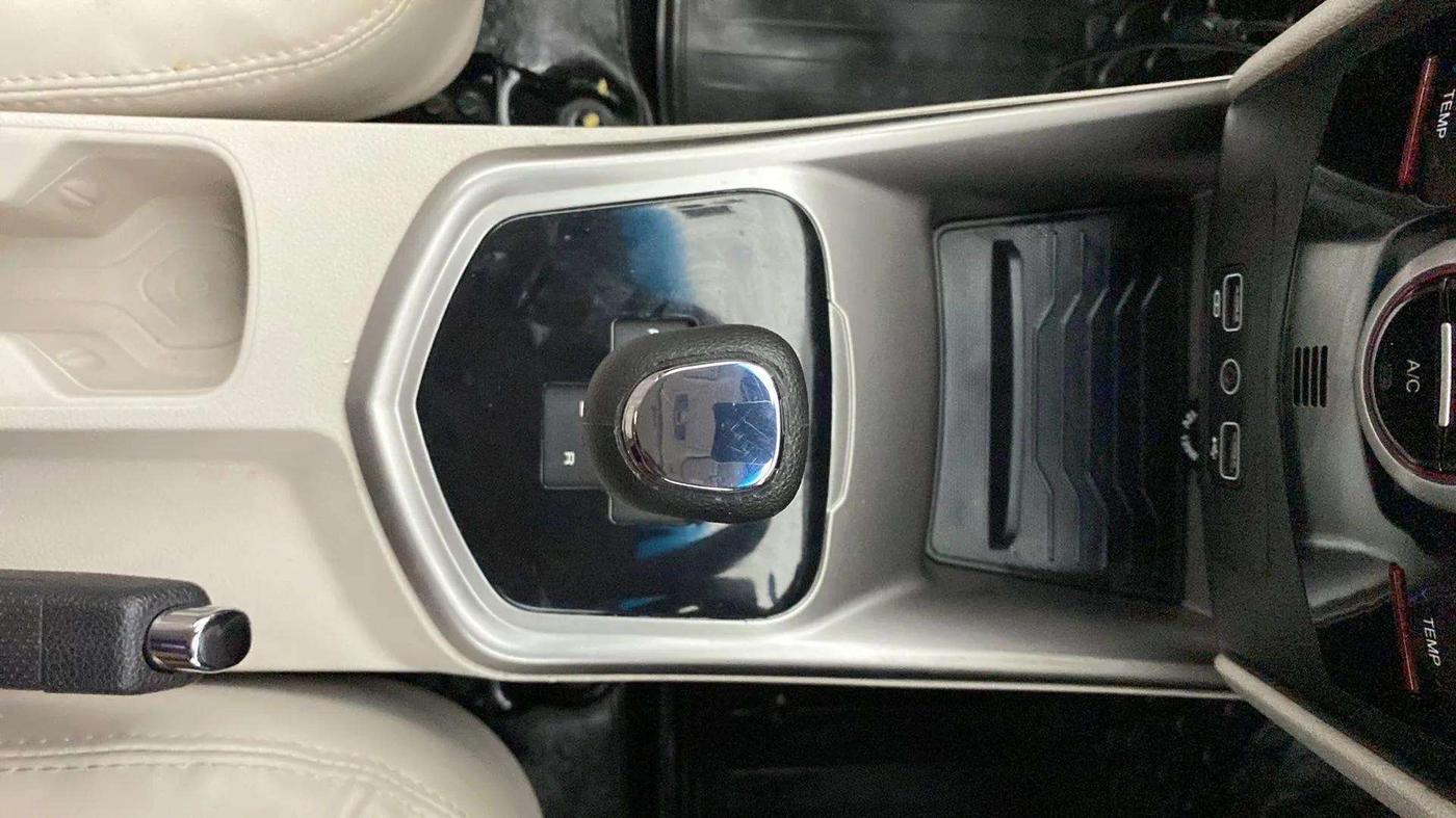 2022 Mahindra XUV300 W8 (O) 1.2 PETROL AMT, Petrol, Automatic, 20,195 km, Gear Lever