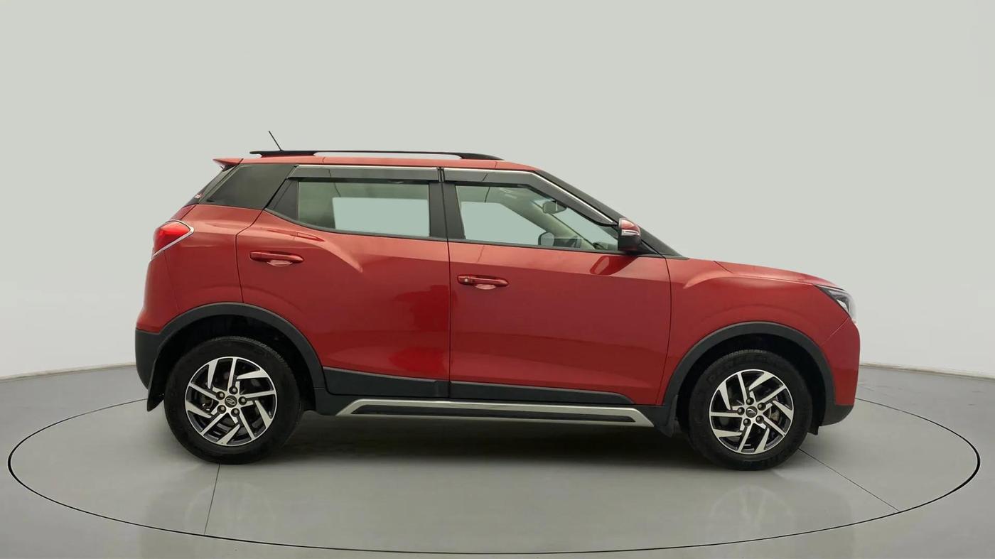 2022 Mahindra XUV300 W8 (O) 1.2 PETROL AMT, Petrol, Automatic, 20,195 km, Right Side View