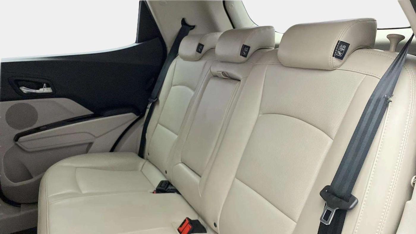2022 Mahindra XUV300 W8 (O) 1.2 PETROL AMT, Petrol, Automatic, 20,195 km, Right Side Rear Door Cabin