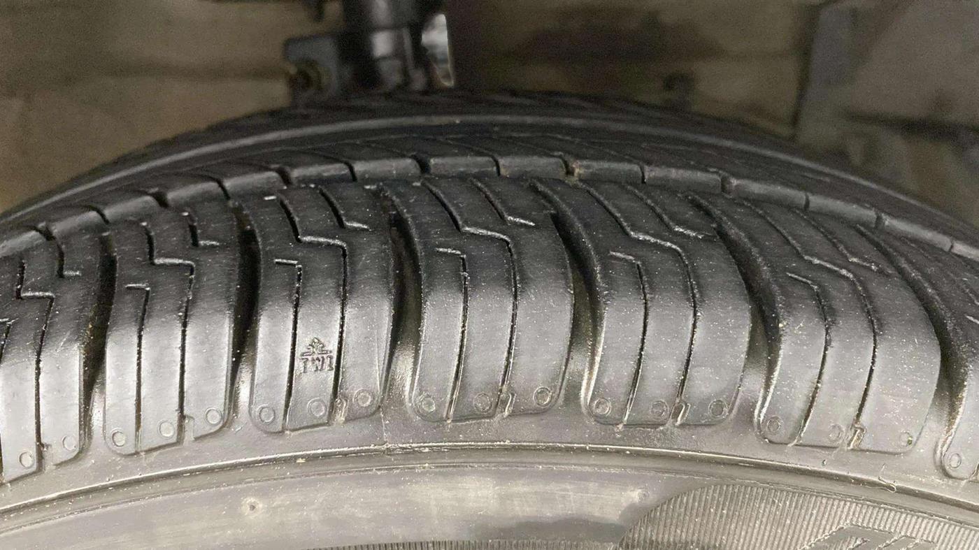 2014 Maruti Ciaz ZXI, Petrol, Manual, 75,578 km, Right Front Tyre Tread