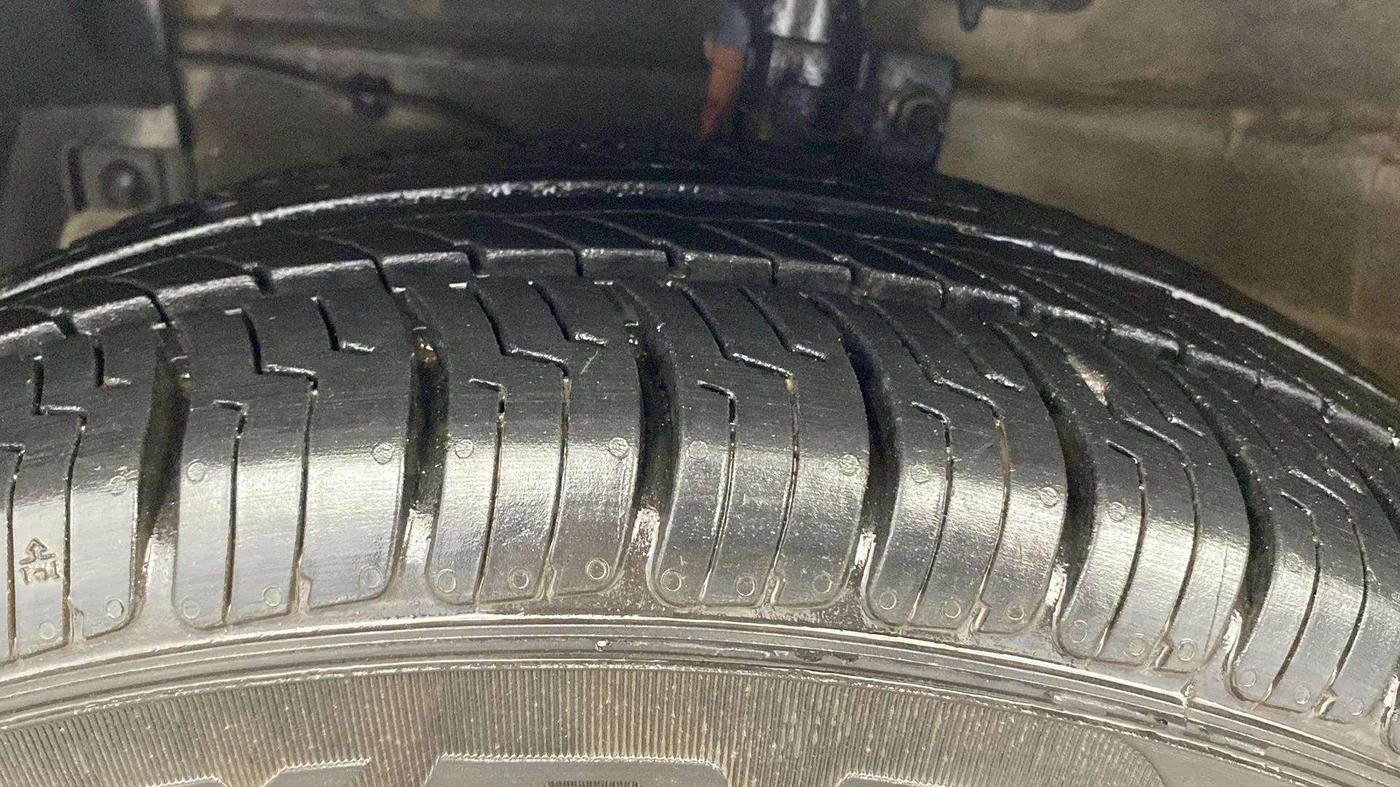2014 Maruti Ciaz ZXI, Petrol, Manual, 75,578 km, Left Front Tyre Tread