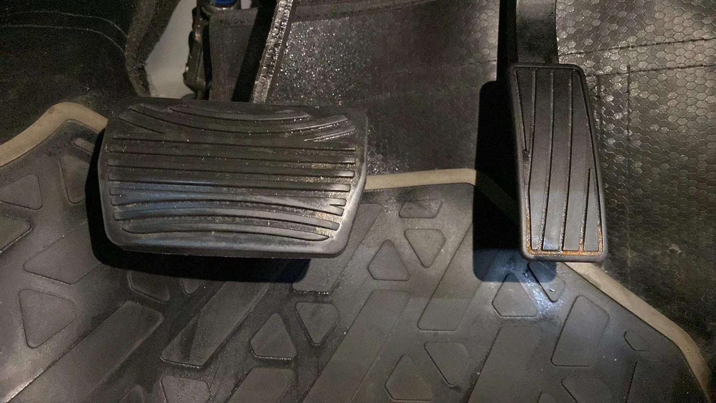 2023 Mahindra XUV300 W8 (O) 1.5 DIESEL AMT, Diesel, Automatic, 14,337 km, Pedals