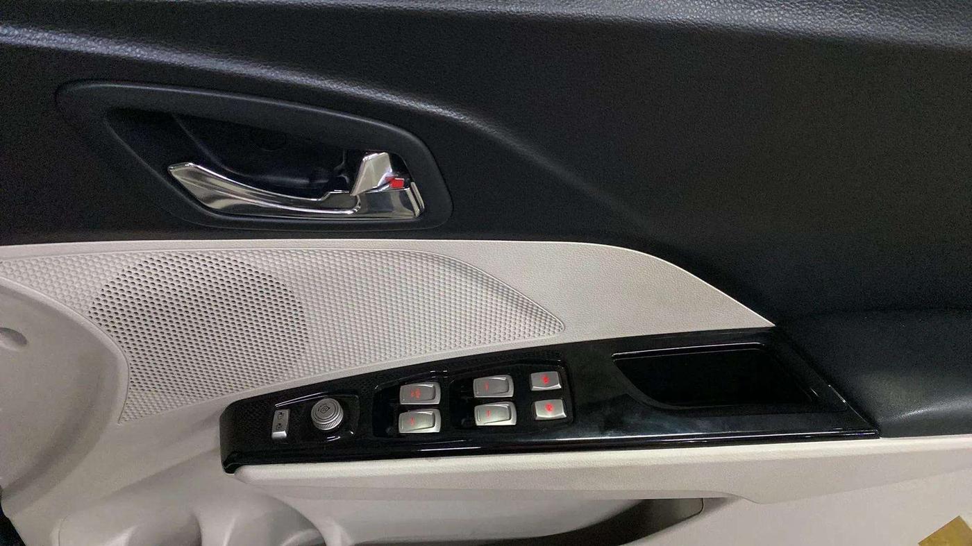 2023 Mahindra XUV300 W8 (O) 1.5 DIESEL AMT, Diesel, Automatic, 14,337 km, Driver Side Door Panels Control