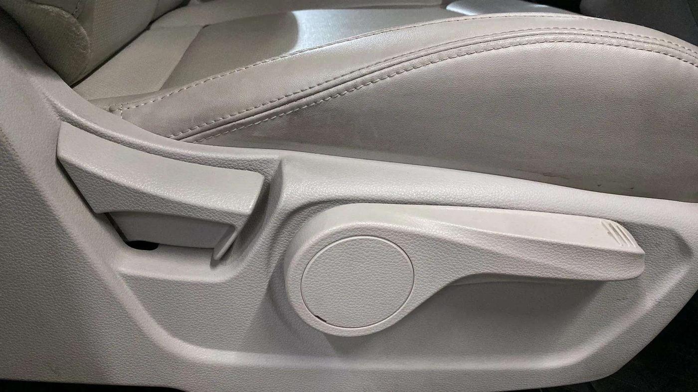 2023 Mahindra XUV300 W8 (O) 1.5 DIESEL AMT, Diesel, Automatic, 14,337 km, Driver Side Adjustment Panel