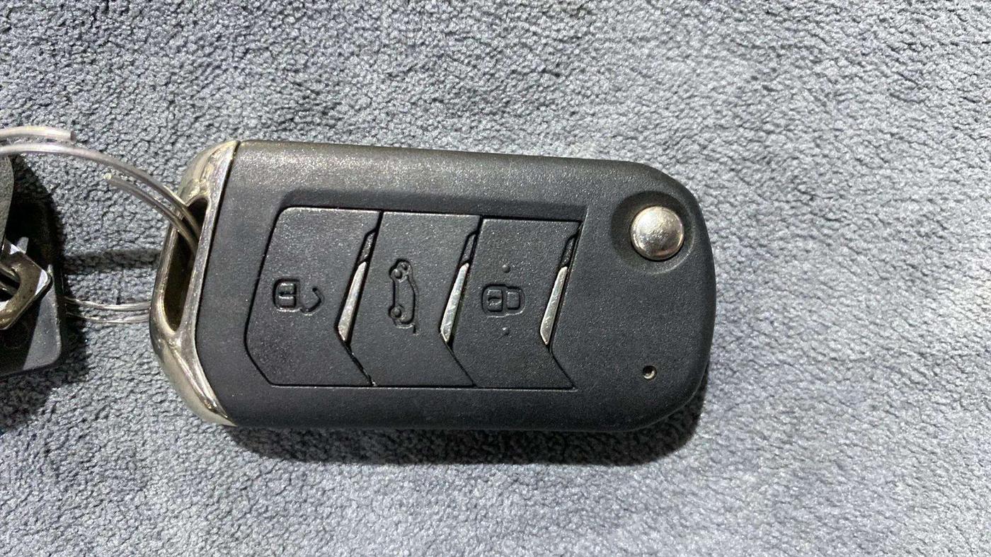 2023 Mahindra XUV300 W8 (O) 1.5 DIESEL AMT, Diesel, Automatic, 14,337 km, Key Close Up