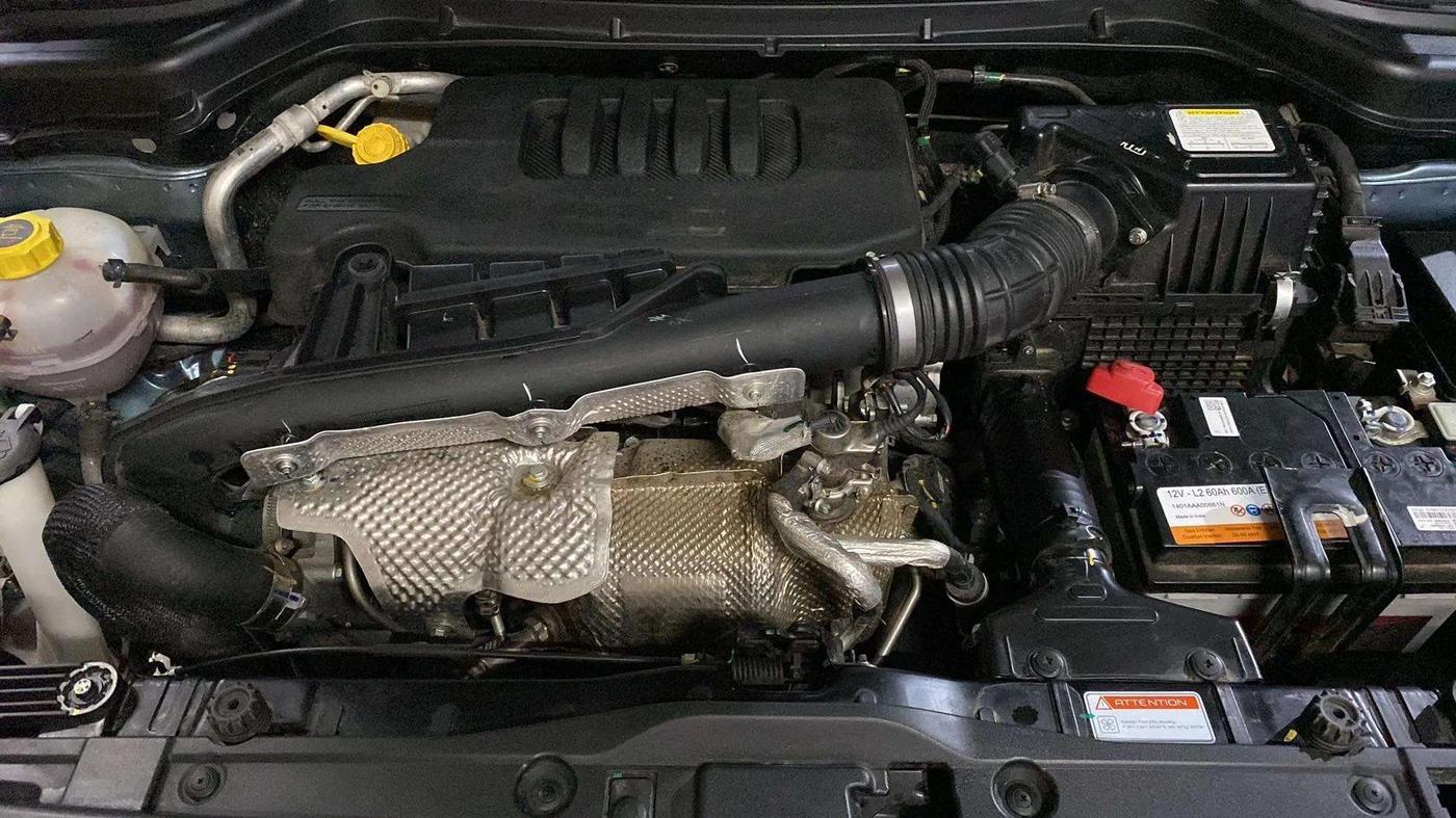 2023 Mahindra XUV300 W8 (O) 1.5 DIESEL AMT, Diesel, Automatic, 14,337 km, Open Bonet