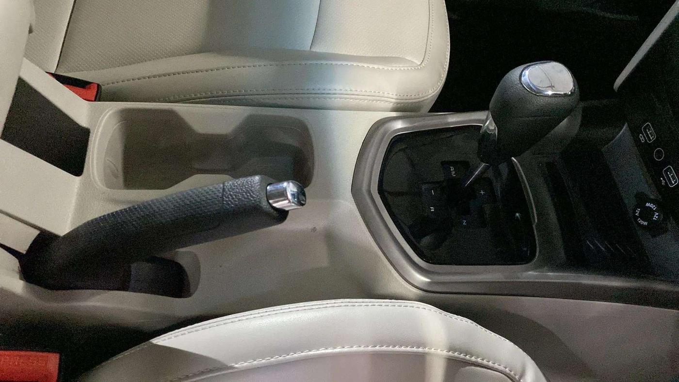 2023 Mahindra XUV300 W8 (O) 1.5 DIESEL AMT, Diesel, Automatic, 14,337 km, Gear Lever