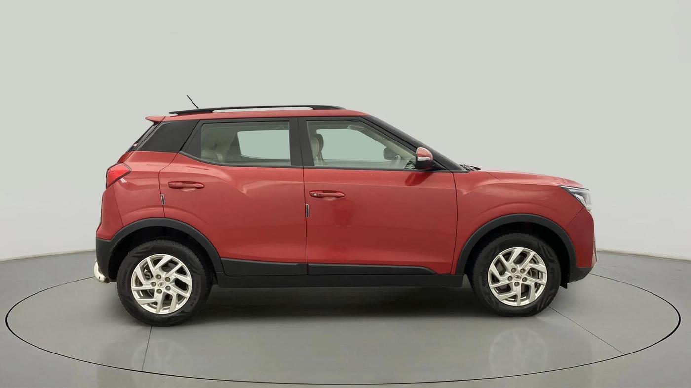 2022 Mahindra XUV300 W8 1.5 DIESEL, Diesel, Manual, 15,682 km, Right Side View