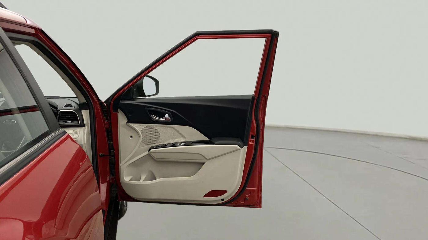 2022 Mahindra XUV300 W8 1.5 DIESEL, Diesel, Manual, 15,682 km, RHS Front Door