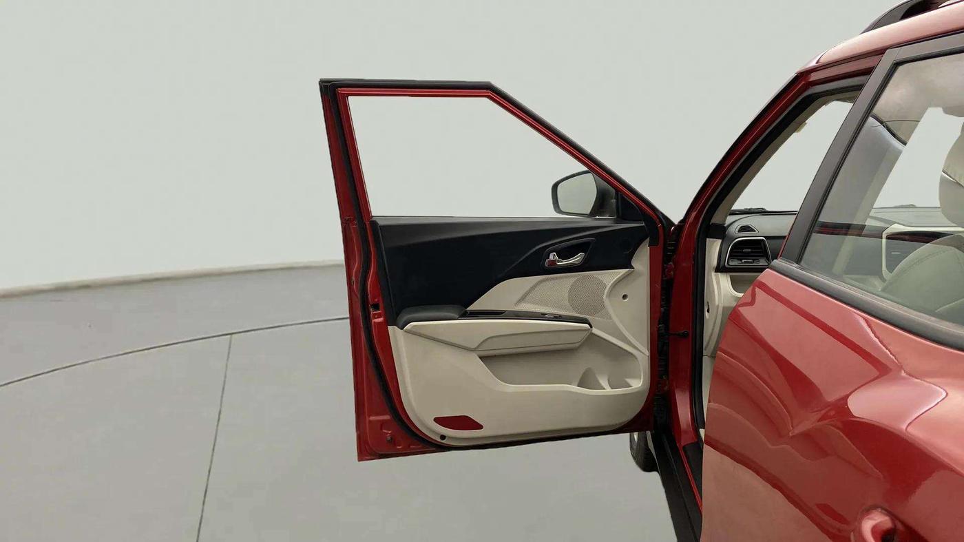 2022 Mahindra XUV300 W8 1.5 DIESEL, Diesel, Manual, 15,682 km, LHS Front Door