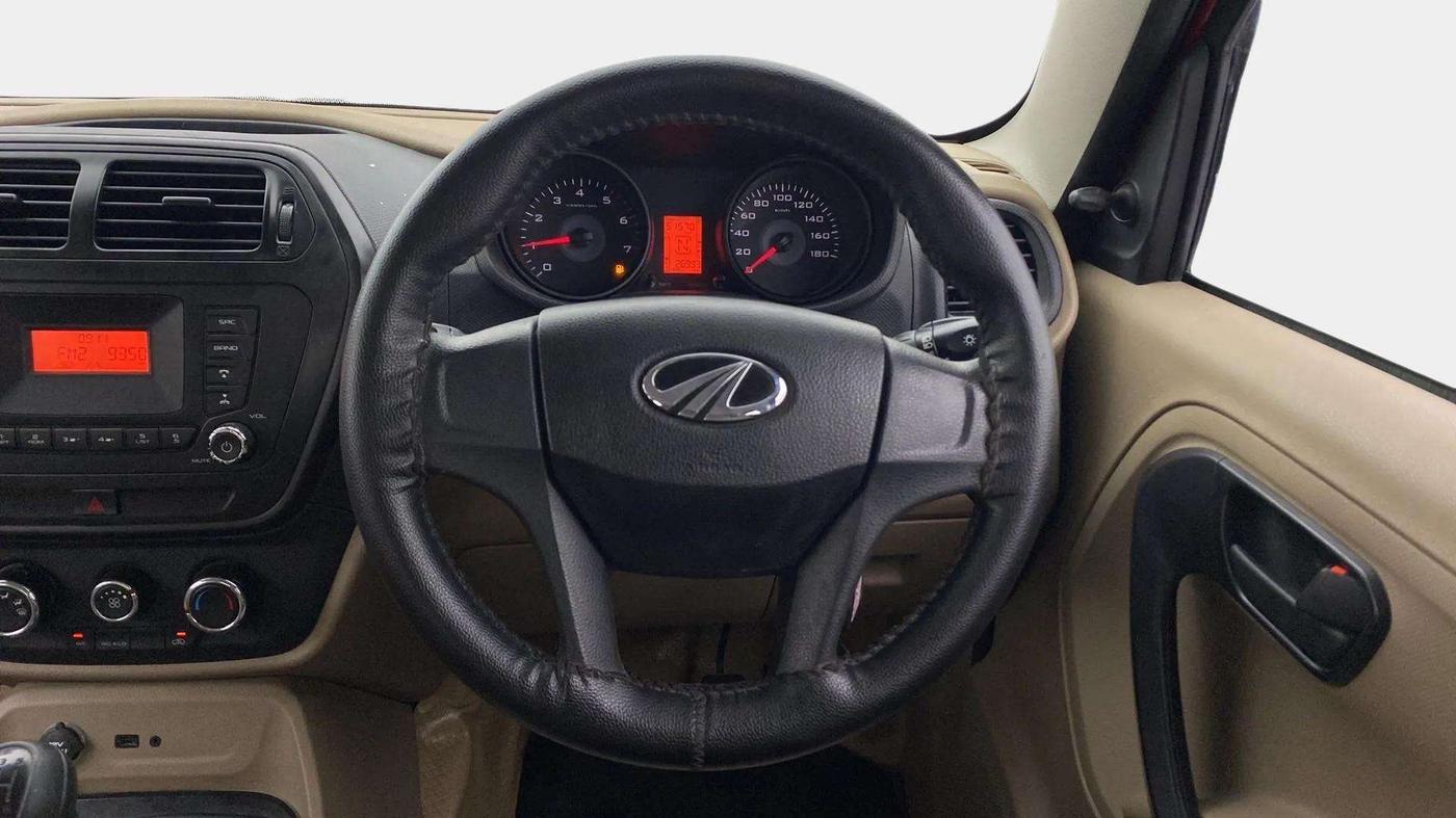 2019 Mahindra TUV300 T6 PLUS, Diesel, Manual, 27,013 km, Steering Wheel Close Up