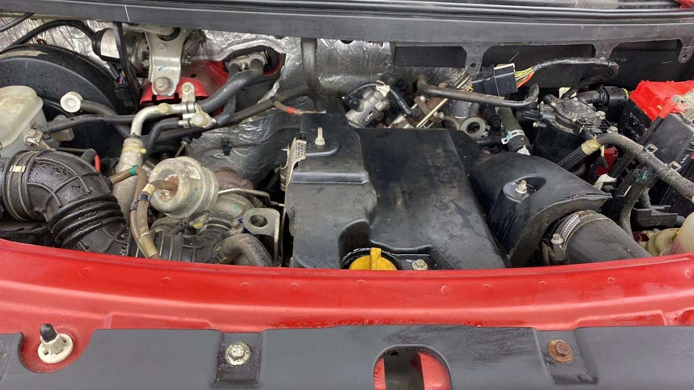 2019 Mahindra TUV300 T6 PLUS, Diesel, Manual, 27,013 km, Engine View