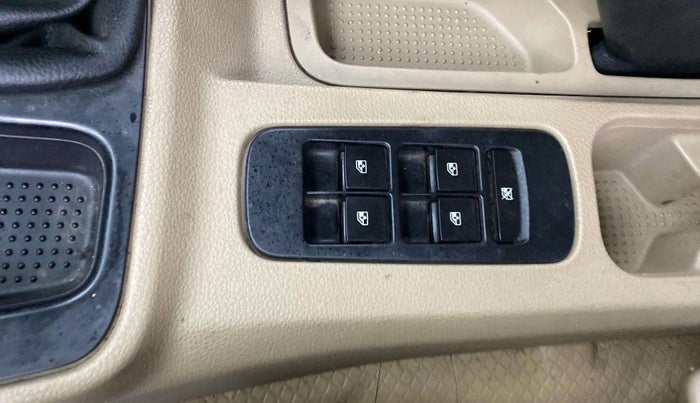 2019 Mahindra TUV300 T6 PLUS, Diesel, Manual, 26,989 km, Left front window switch / handle - Power window makes minor noise