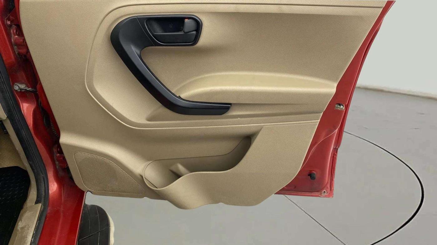2019 Mahindra TUV300 T6 PLUS, Diesel, Manual, 27,013 km, Driver Side Door Panels Control