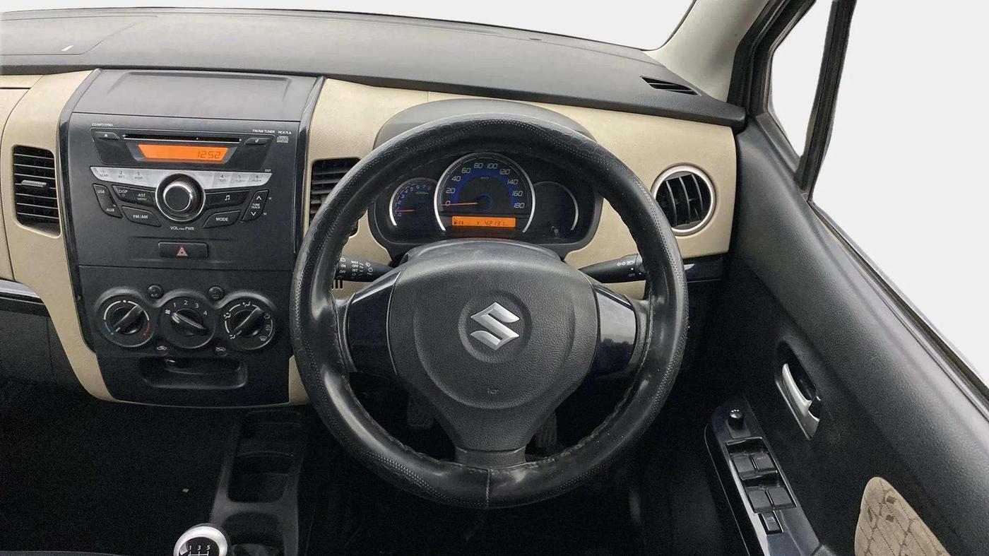 2017 Maruti Wagon R 1.0 VXI, Petrol, Manual, 42,152 km, Steering Wheel Close Up