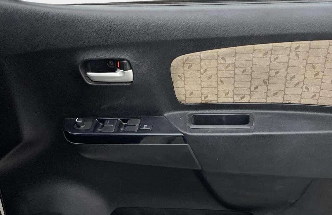 2017 Maruti Wagon R 1.0 VXI, Petrol, Manual, 42,152 km, Driver Side Door Panels Control