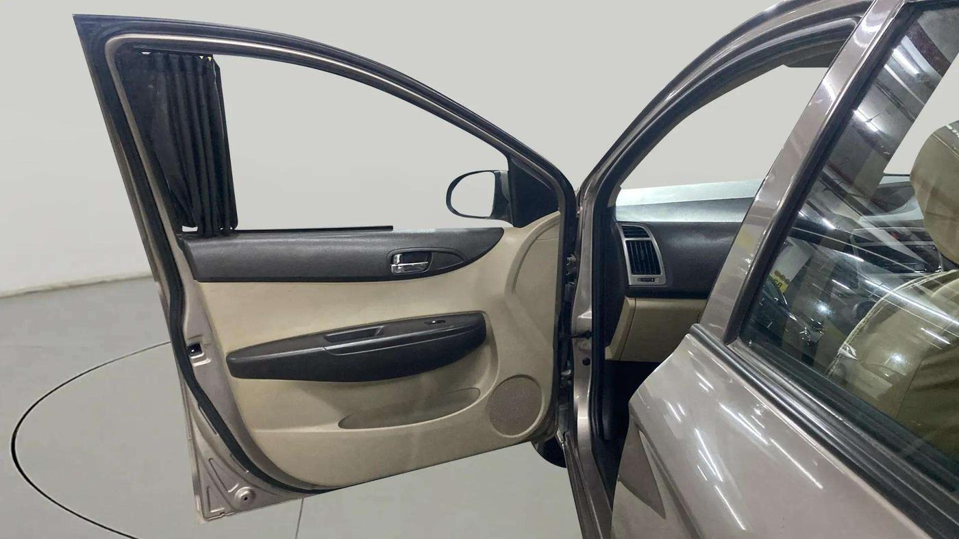 2013 Hyundai i20 MAGNA 1.2, CNG, Manual, 86,528 km, LHS Front Door