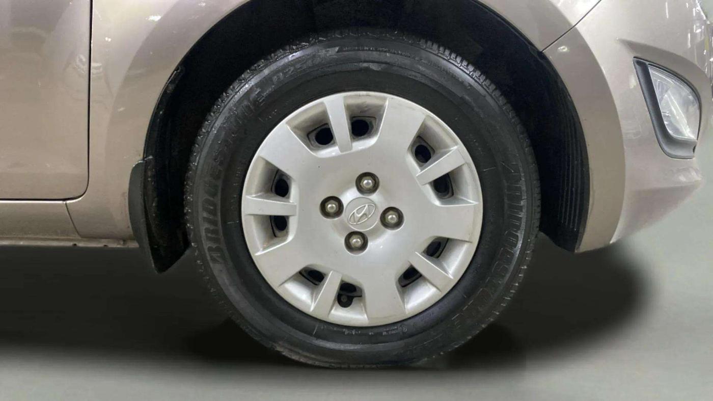 2013 Hyundai i20 MAGNA 1.2, CNG, Manual, 86,528 km, Right Front Wheel