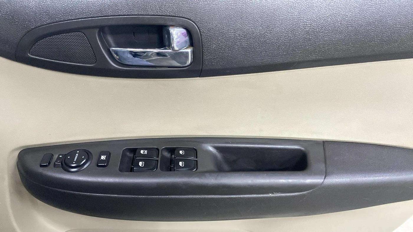 2013 Hyundai i20 MAGNA 1.2, CNG, Manual, 86,528 km, Driver Side Door Panels Control