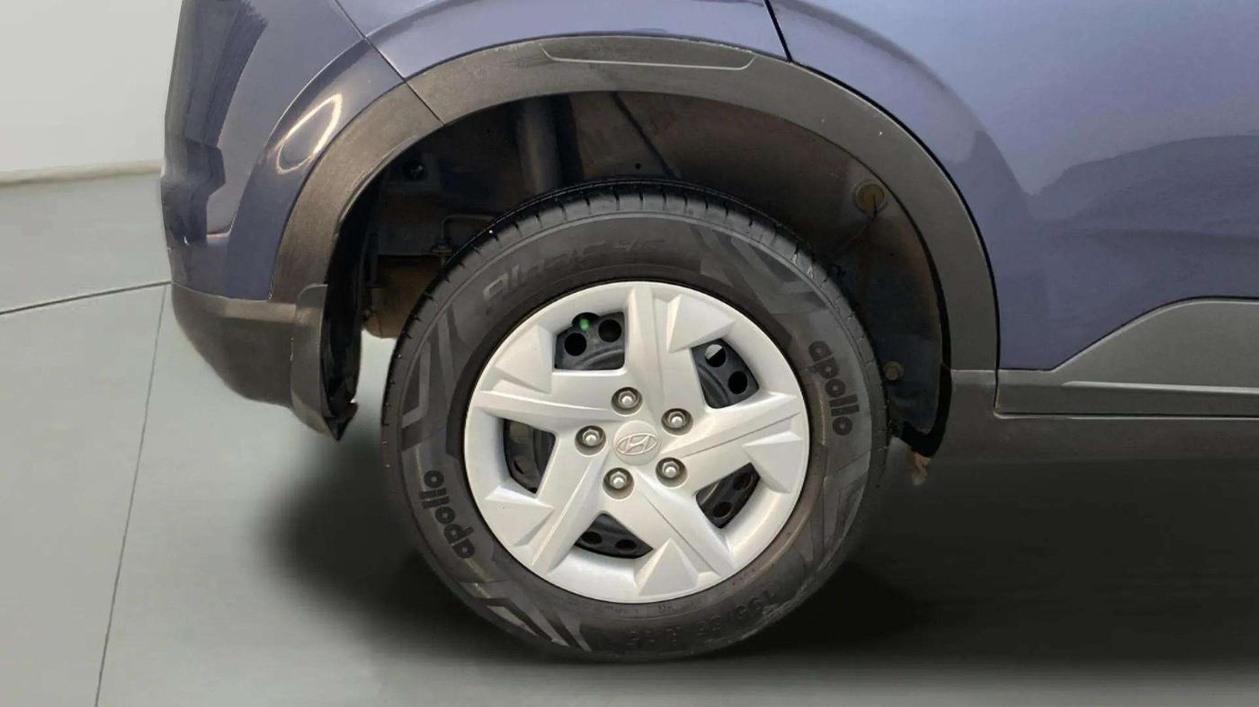 2022 Hyundai VENUE S 1.2, Petrol, Manual, 28,383 km, Right Rear Wheel