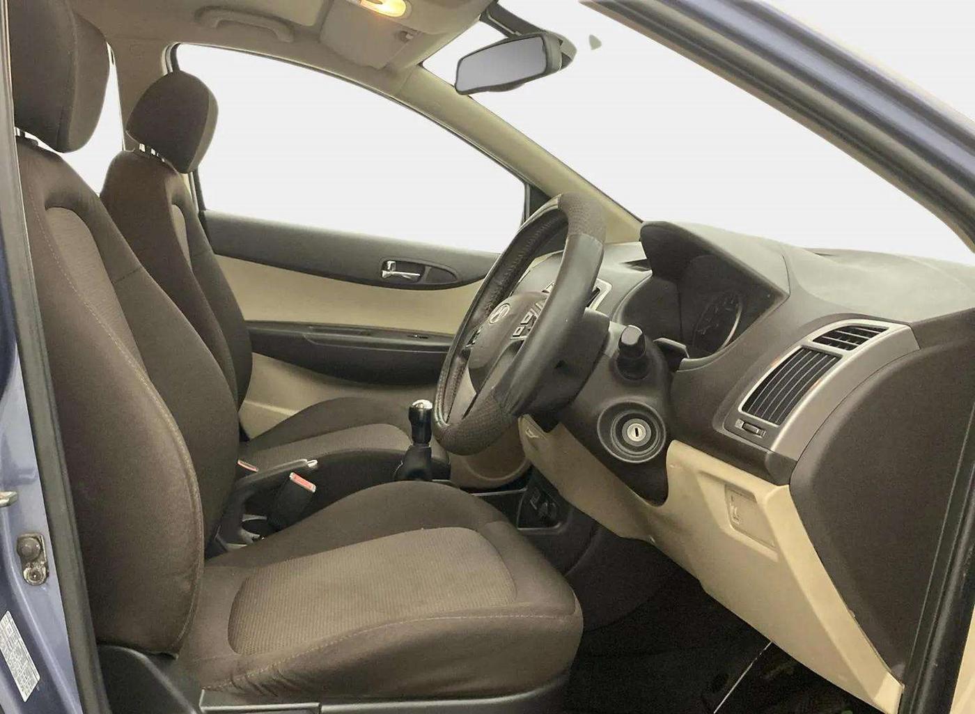 2013 Hyundai i20 SPORTZ 1.2, Petrol, Manual, 26,567 km, Right Side Front Door Cabin