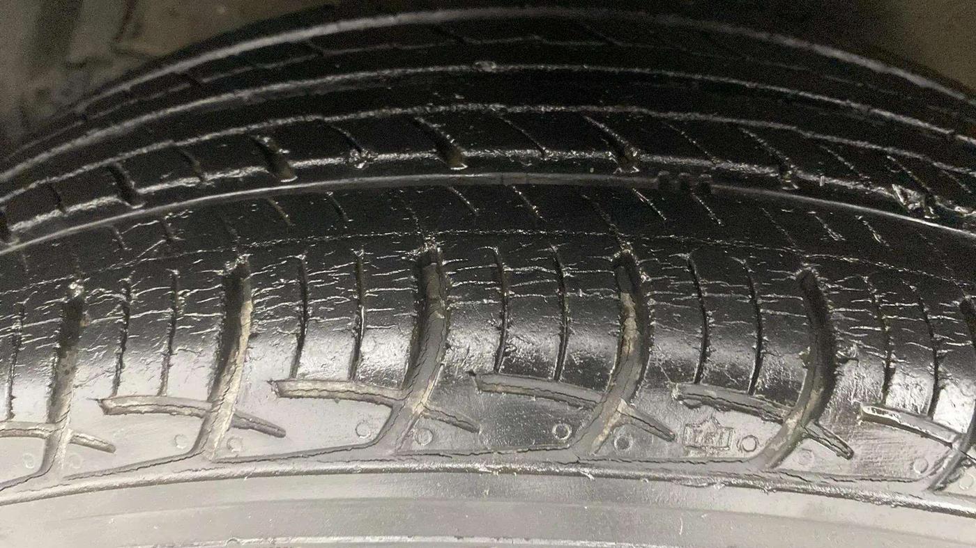 2016 Maruti Swift Dzire ZXI, Petrol, Manual, 35,374 km, Left Front Tyre Tread