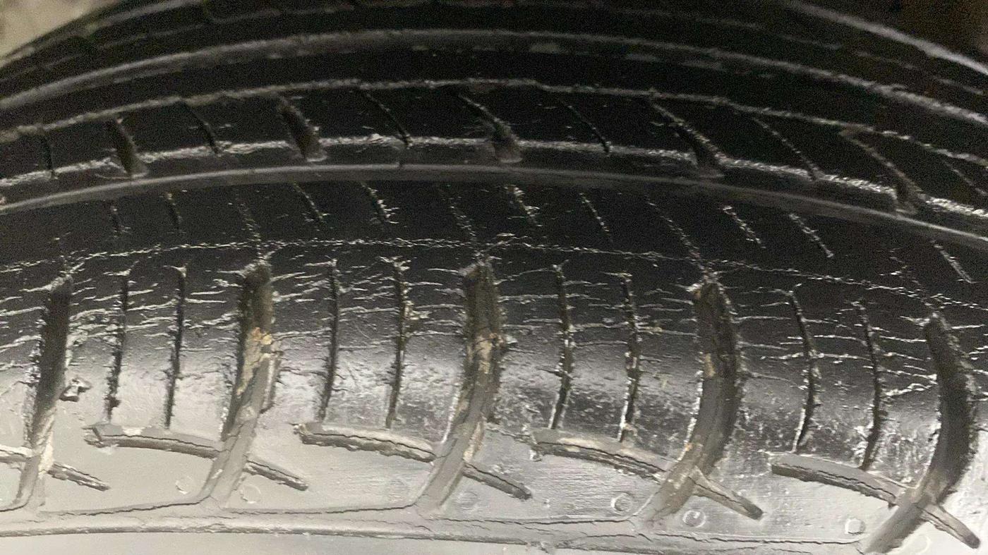 2016 Maruti Swift Dzire ZXI, Petrol, Manual, 35,374 km, Right Front Tyre Tread