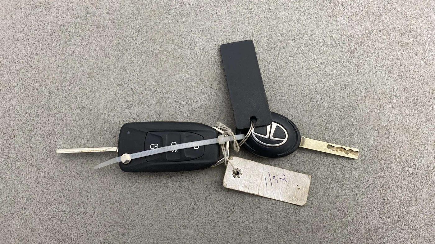 2021 Tata ALTROZ XM PLUS PETROL, Petrol, Manual, 36,177 km, Key Close Up