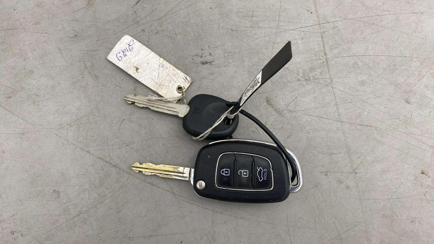 2020 Hyundai AURA S 1.2 CNG, CNG, Manual, 68,891 km, Key Close Up