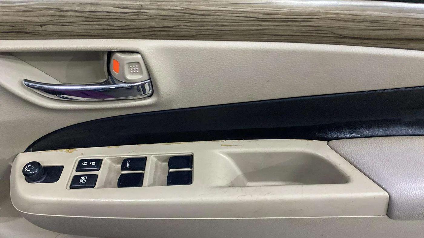 2018 Maruti Ciaz SIGMA 1.5 SHVS MT  PETROL, Petrol, Manual, 44,142 km, Driver Side Door Panels Control