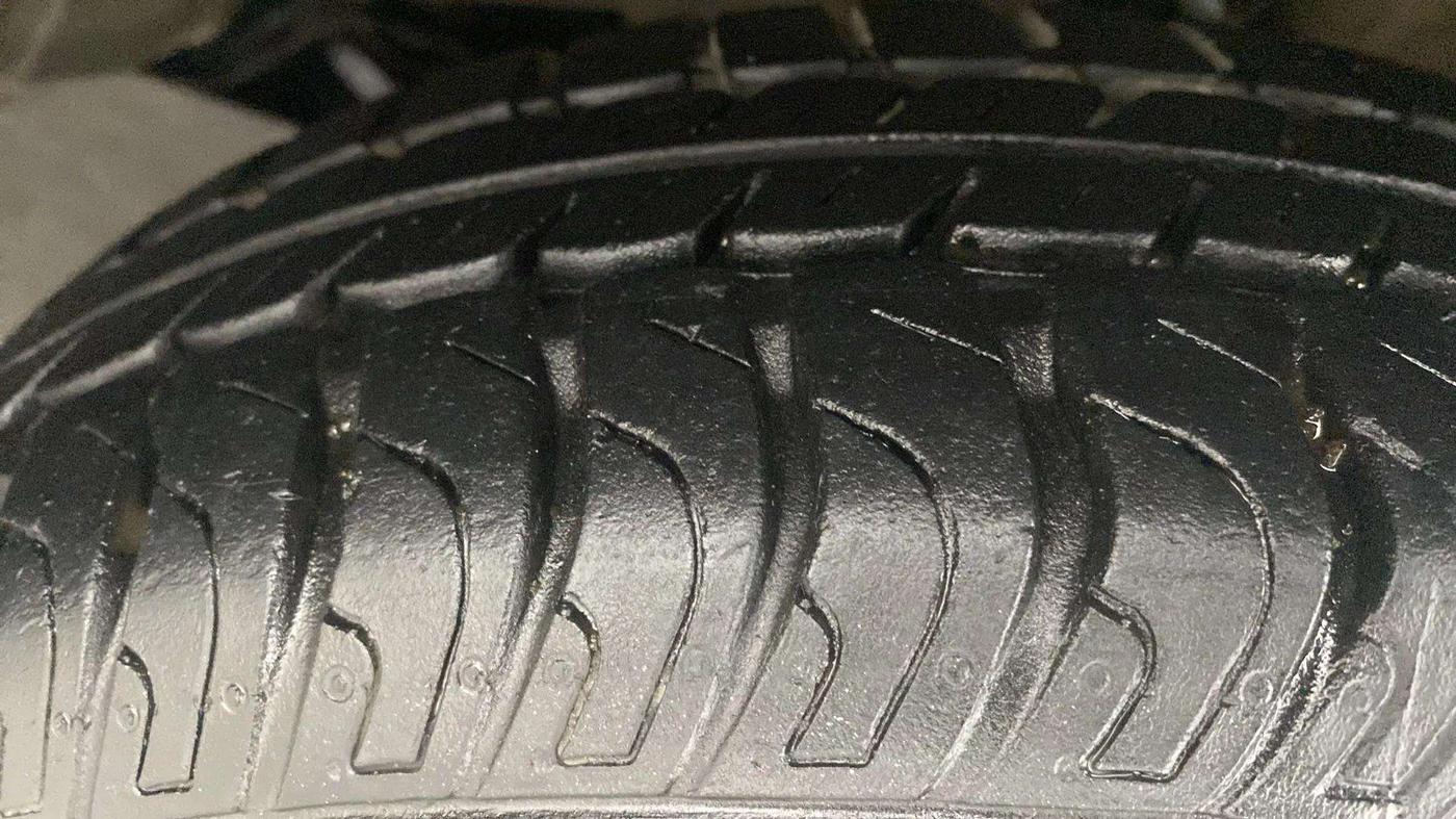 2014 Maruti Wagon R 1.0 VXI, Petrol, Manual, 11,601 km, Left Front Tyre Tread