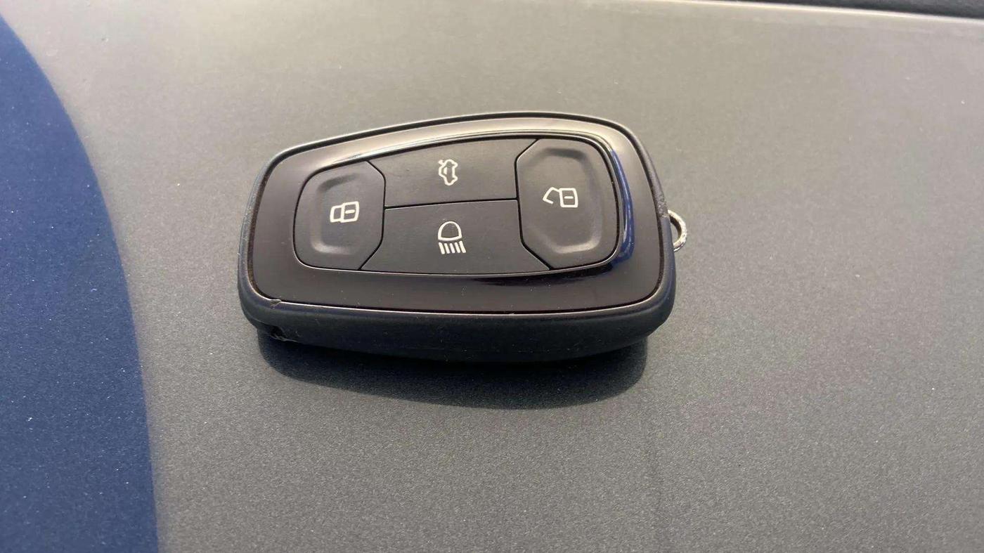 2020 Tata ALTROZ XZ PETROL, Petrol, Manual, 37,907 km, Key Close Up