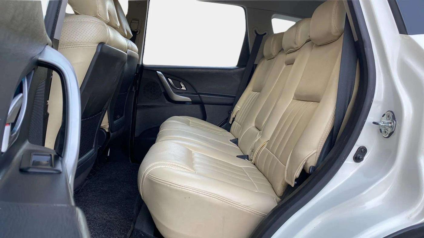 2019 Mahindra XUV500 W7, Diesel, Manual, 31,607 km, Right Side Rear Door Cabin