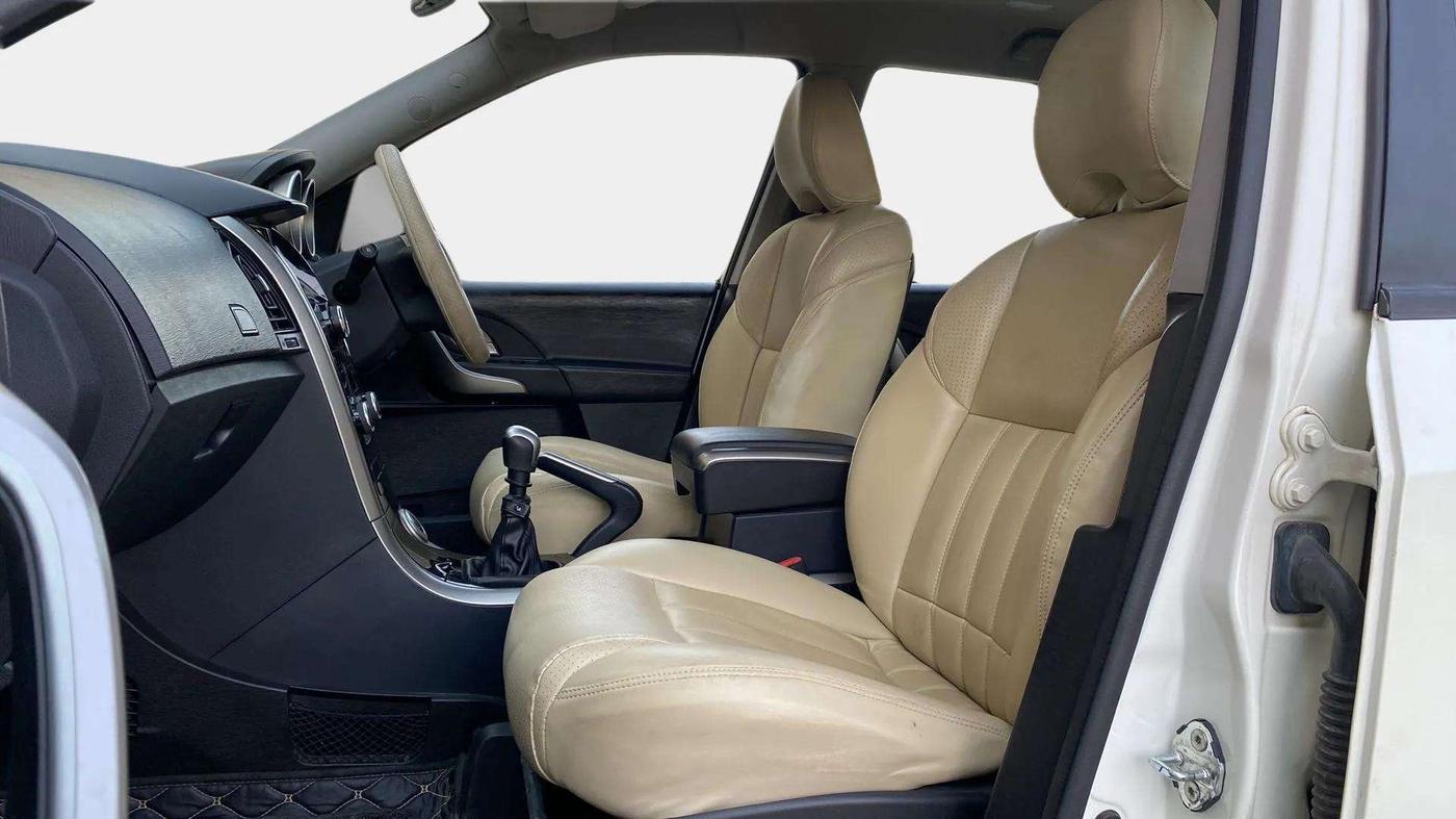 2019 Mahindra XUV500 W7, Diesel, Manual, 31,607 km, Right Side Front Door Cabin