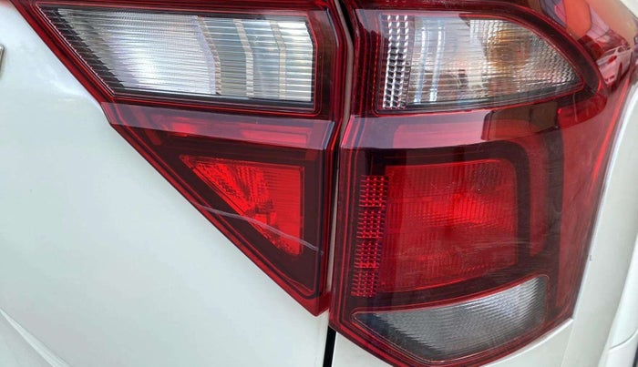 2019 Mahindra XUV500 W7, Diesel, Manual, 31,564 km, Right tail light - Minor scratches