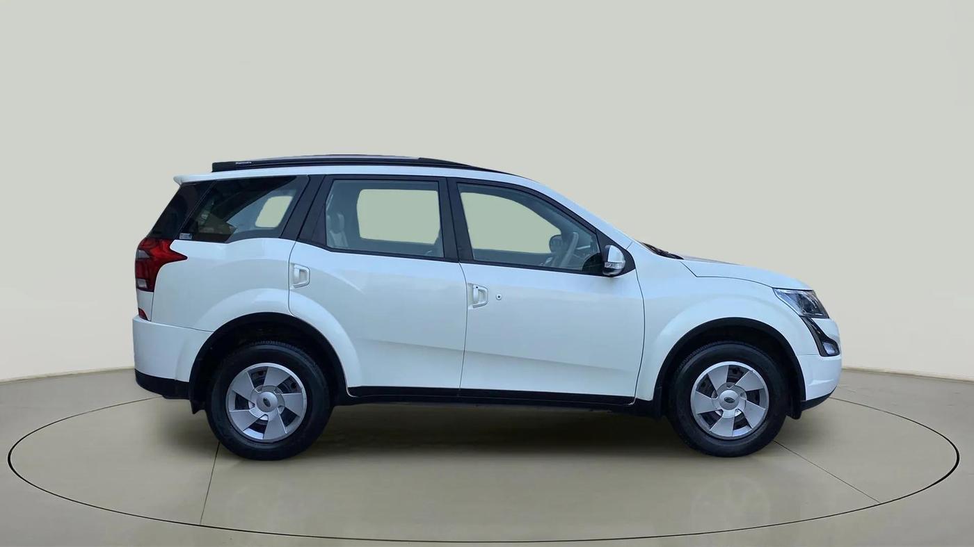 2019 Mahindra XUV500 W7, Diesel, Manual, 31,607 km, Right Side View