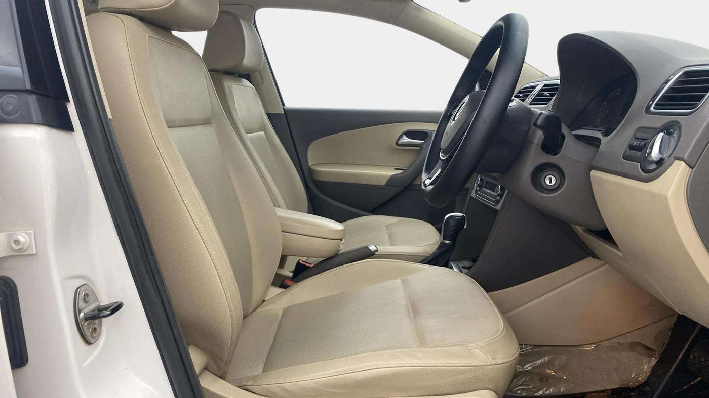2018 Volkswagen Vento HIGHLINE PETROL AT, CNG, Automatic, 52,665 km, Right Side Front Door Cabin