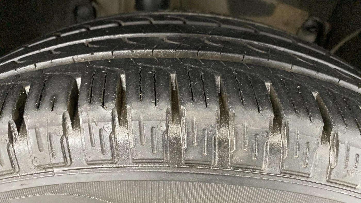 2017 Renault Duster RXL PETROL, Petrol, Manual, 36,846 km, Right Front Tyre Tread