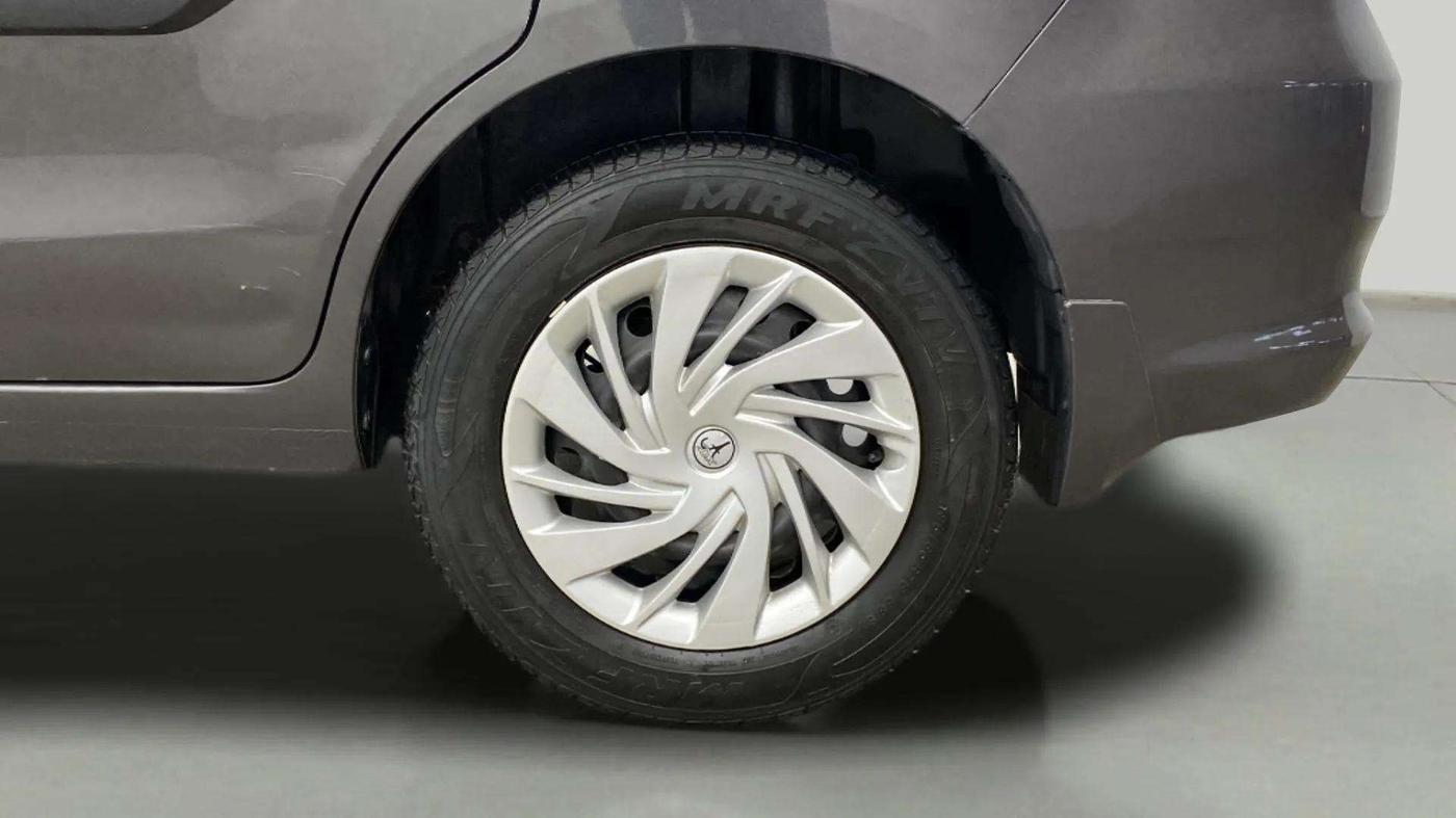 2017 Maruti Ertiga VXI ABS, Petrol, Manual, 33,417 km, Left Rear Wheel